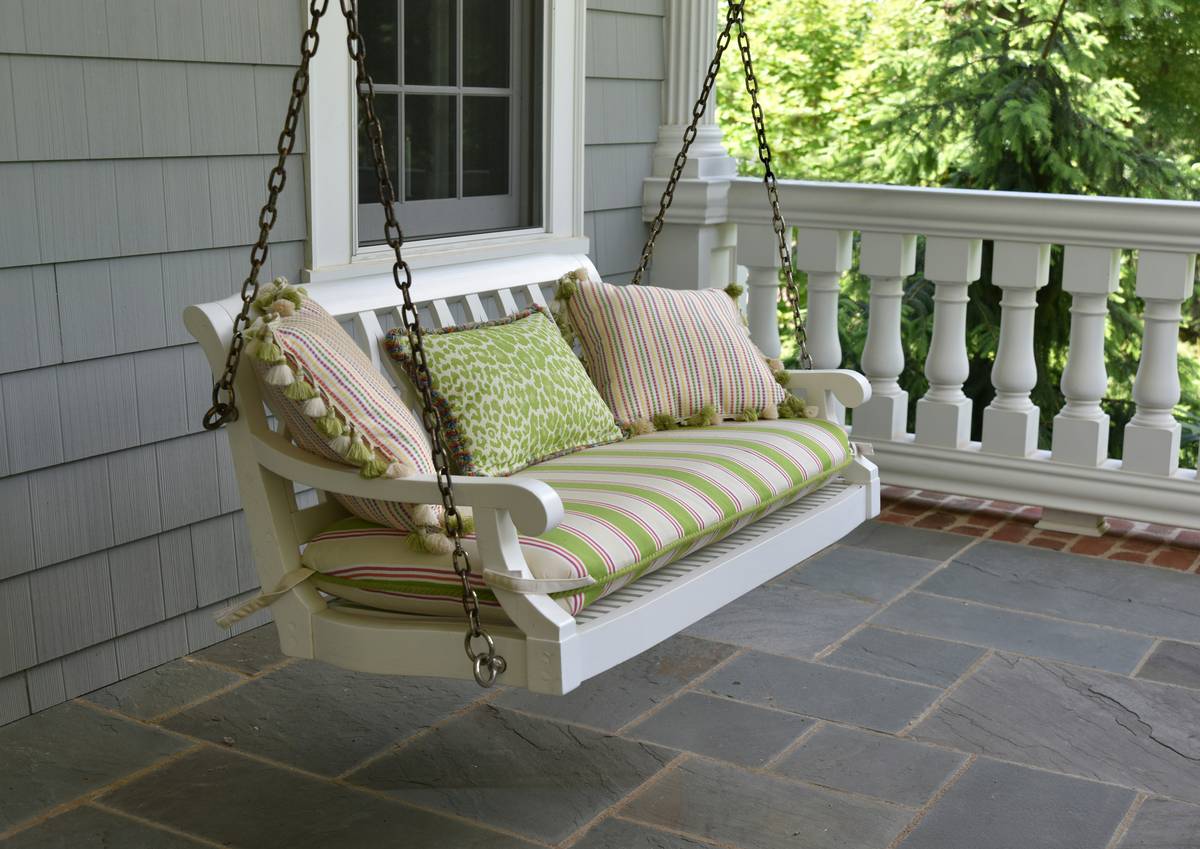 Bar chart showing 43% increase in backyard usability with patio furniture swing set vs. without