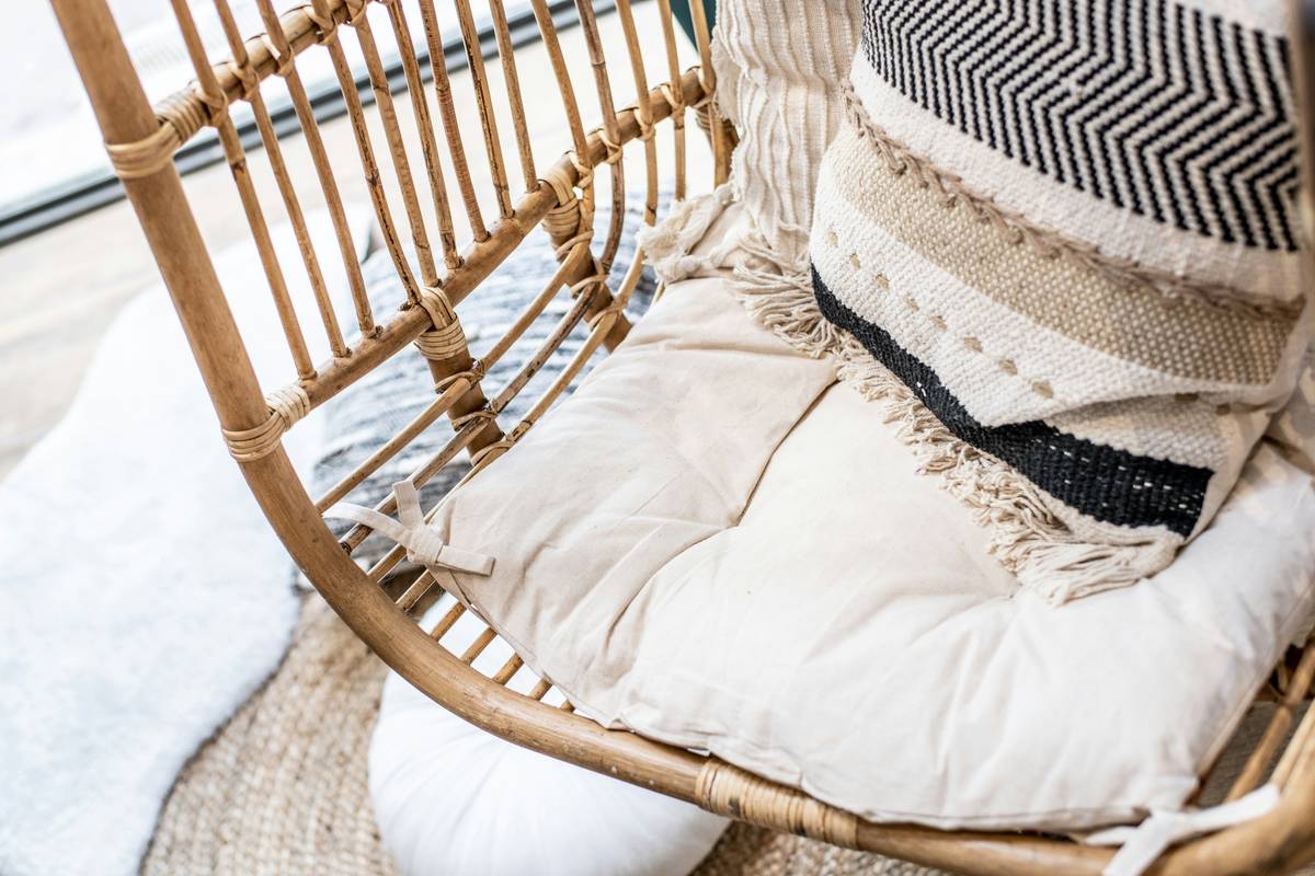Comparison chart of common patio swing materials showing durability ratings by climate zone