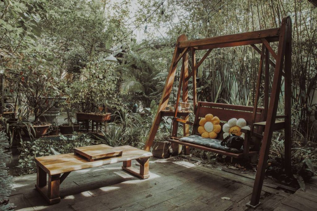 How to Build an Outdoor Swing: A Step-by-Step Guide for Relaxing Garden Bliss