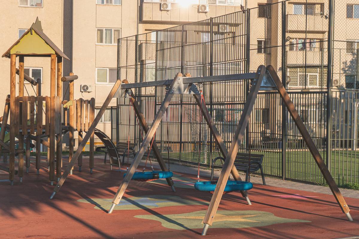 Infographic showing common failure points in wood outdoor swing sets: cracked seats (42%), loose joints (31%), rusted hardware (19%), rot at base (8%)