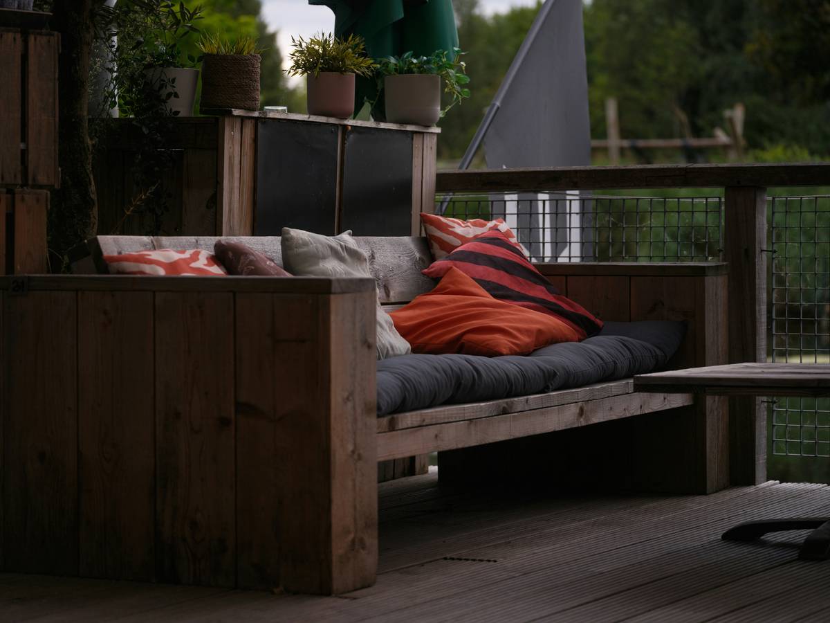 Comparison of outdoor patio swing set suspension systems showing chain vs rope durability